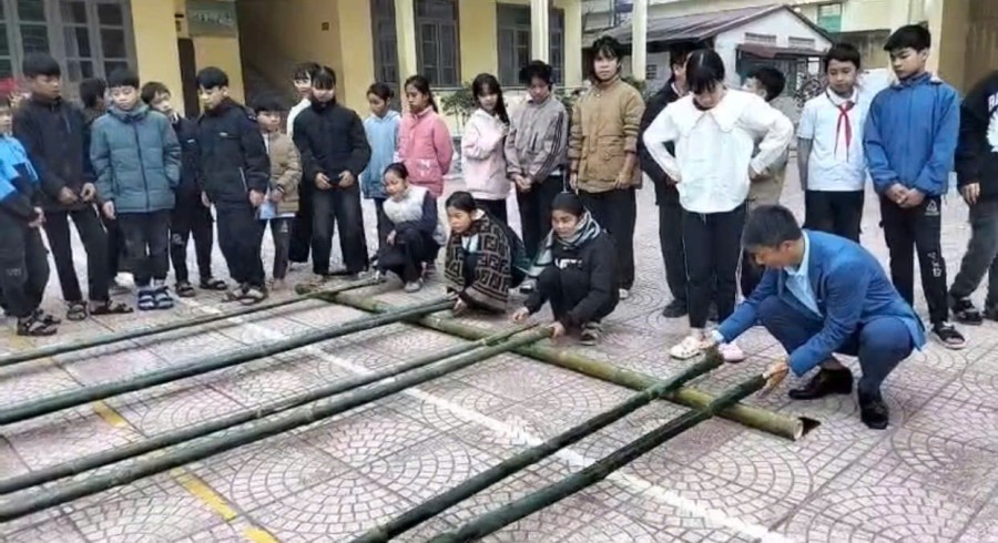 GIỮ GÌN BẢN SẮC VĂN HÓA DÂN TỘC THÔNG QUA HOẠT ĐỘNG MÚA SẠP