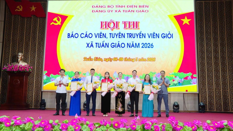 Đồng chí Bạc Cầm Việt - Đảng viên Chi bộ trường THCS Quài Nưa tham gia hội thi "Báo cáo viên, tuyên truyền viên giỏi xã Tuần Giáo năm 2026"