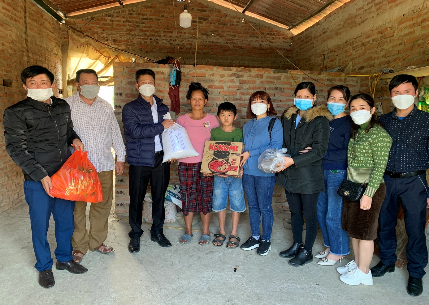 TẶNG QUÀ CHO HS ĐẶC BIỆT KK NHÂN DỊP TẾT NĐ NHÂM DẦN